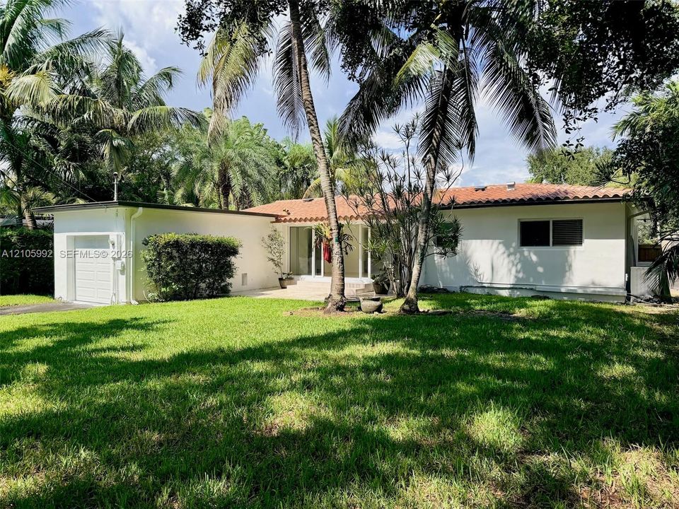 Active With Contract: $1,100,000 (3 beds, 2 baths, 1458 Square Feet)