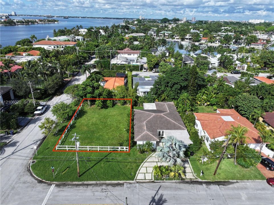 На продажу: $1,900,000 (0.15 acres)
