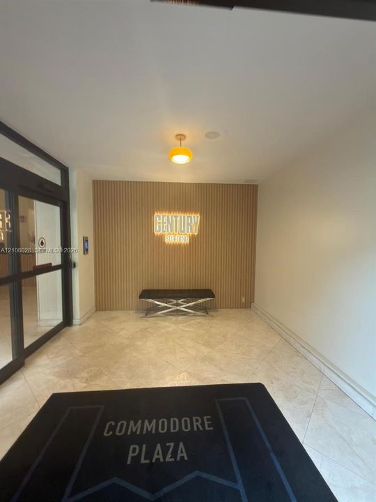 For Sale: $190,000 (1 beds, 1 baths, 887 Square Feet)