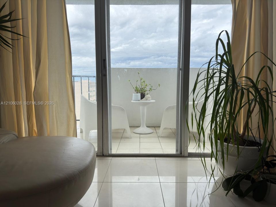 For Sale: $190,000 (1 beds, 1 baths, 887 Square Feet)