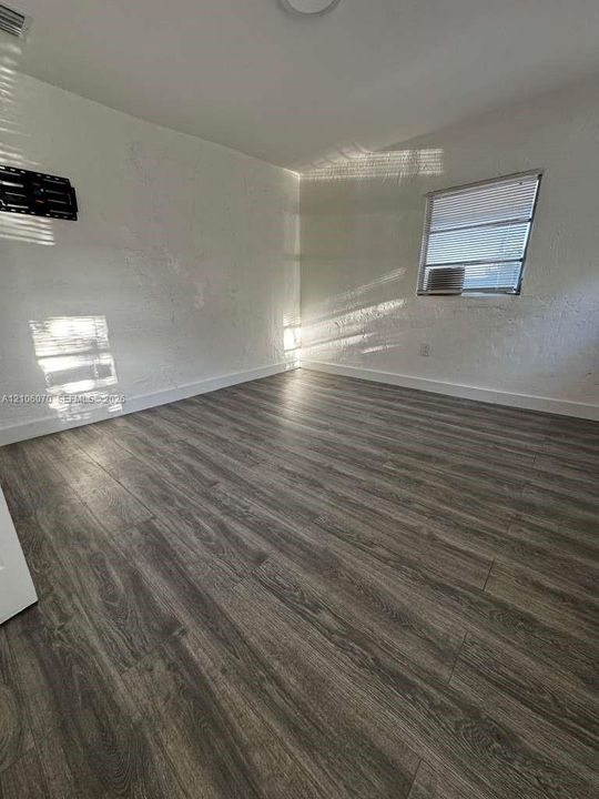 For Rent: $1,650 (1 beds, 1 baths, 1674 Square Feet)