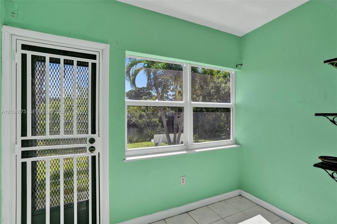 For Sale: $198,900 (2 beds, 2 baths, 932 Square Feet)