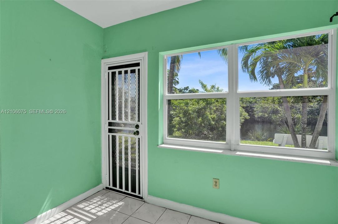 For Sale: $198,900 (2 beds, 2 baths, 932 Square Feet)