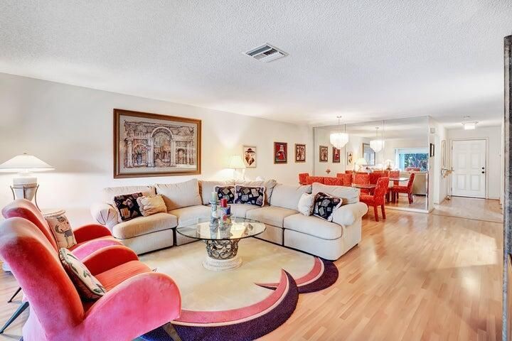 14 D vwestgate living room 3