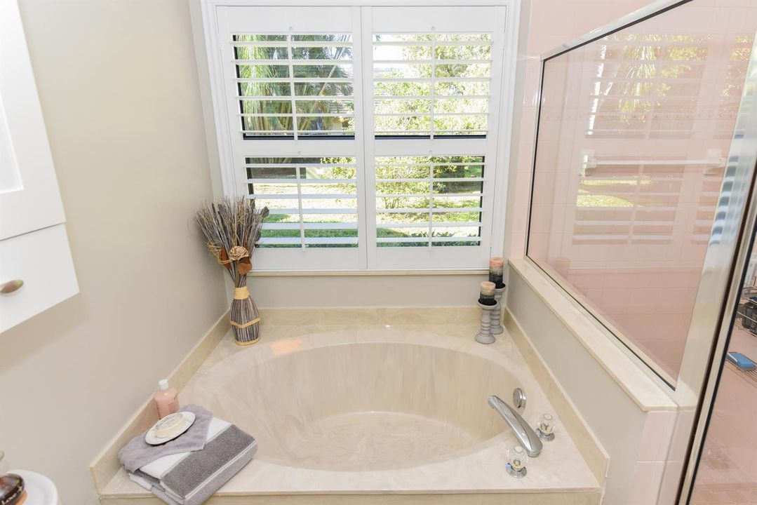 Soaking tub