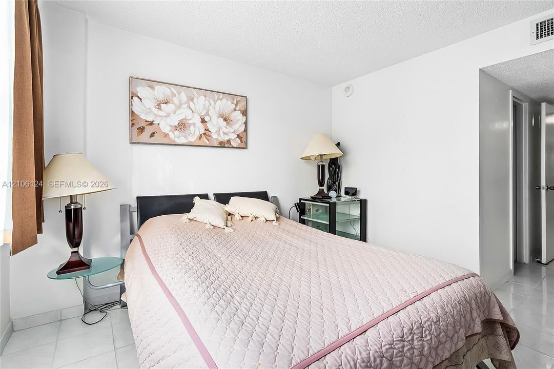 For Sale: $347,000 (2 beds, 2 baths, 1233 Square Feet)