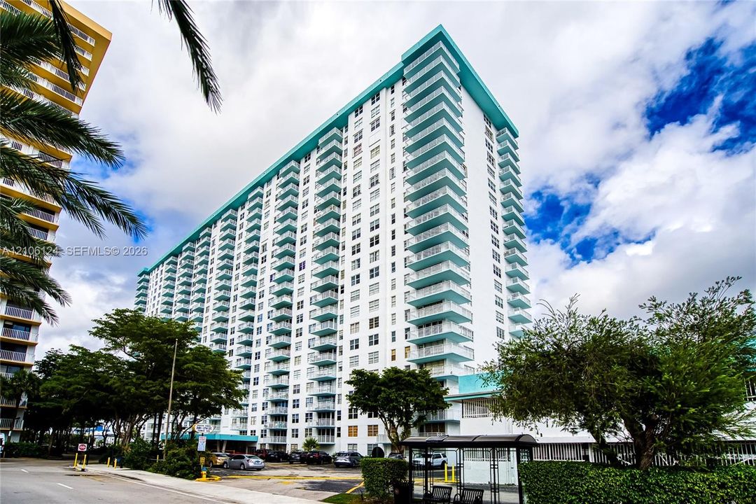 For Sale: $347,000 (2 beds, 2 baths, 1233 Square Feet)