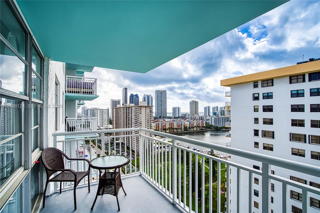For Sale: $347,000 (2 beds, 2 baths, 1233 Square Feet)