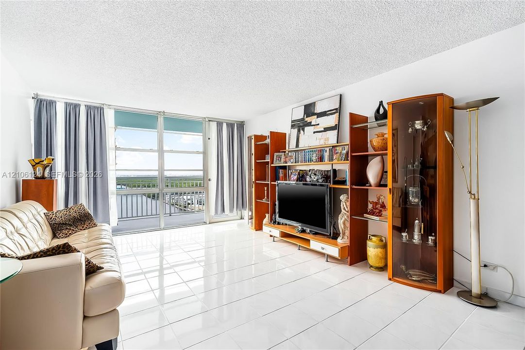 For Sale: $347,000 (2 beds, 2 baths, 1233 Square Feet)