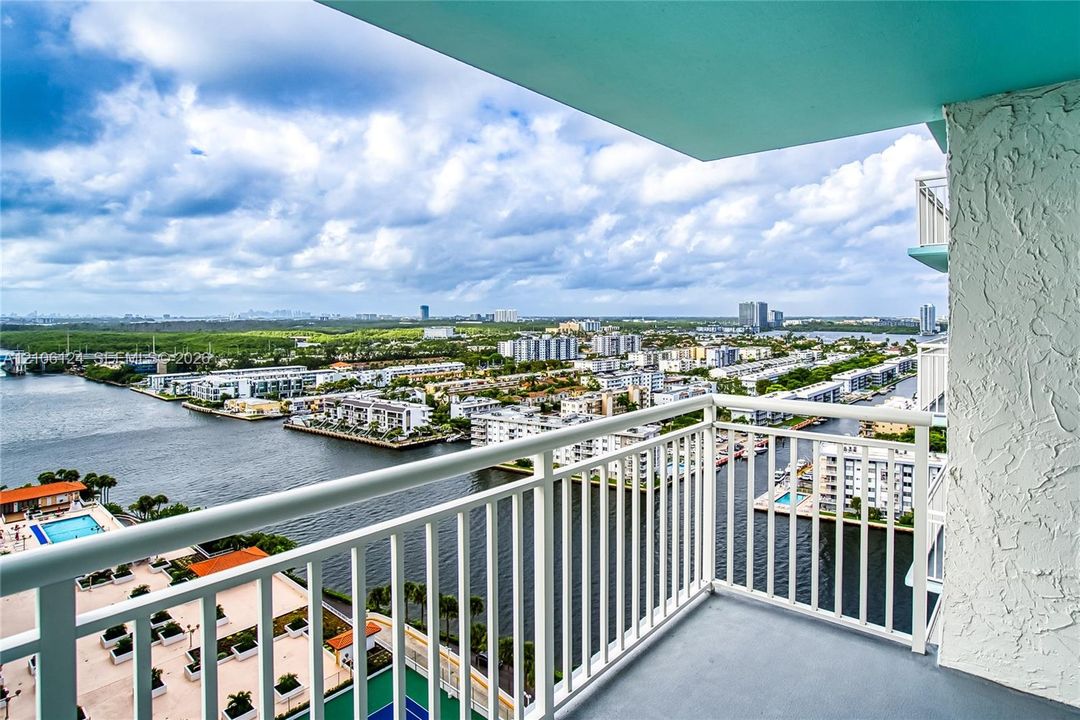 For Sale: $347,000 (2 beds, 2 baths, 1233 Square Feet)