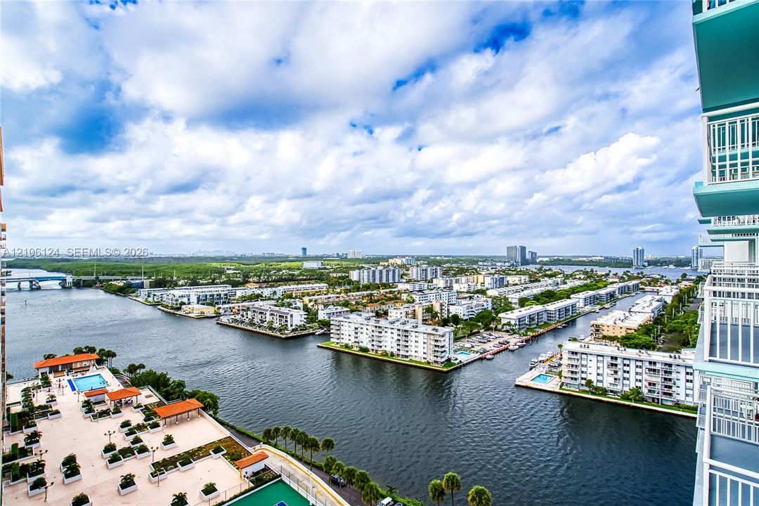 For Sale: $347,000 (2 beds, 2 baths, 1233 Square Feet)
