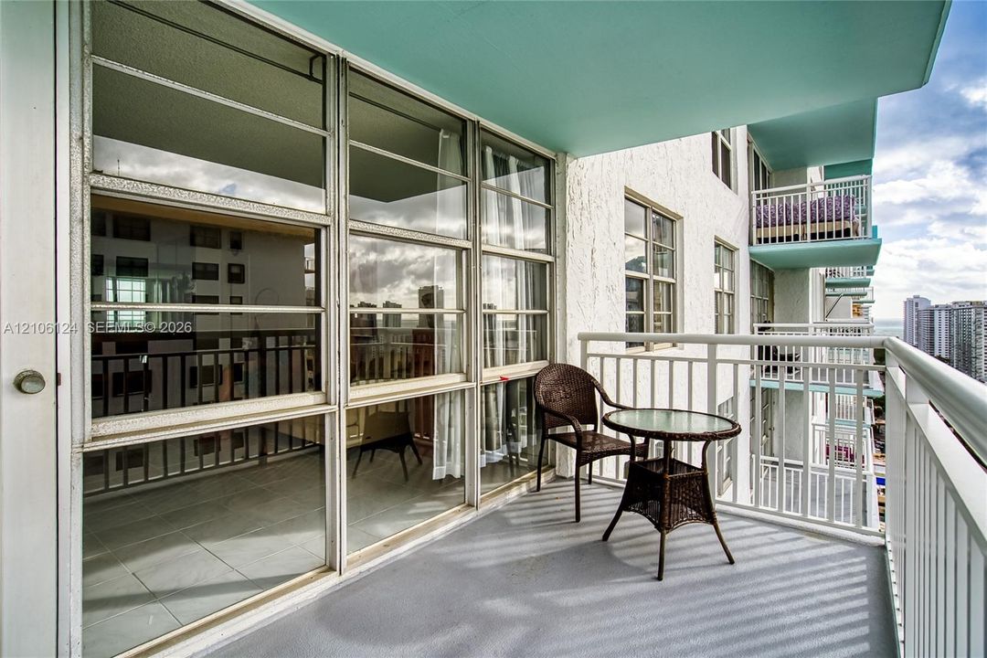 For Sale: $347,000 (2 beds, 2 baths, 1233 Square Feet)