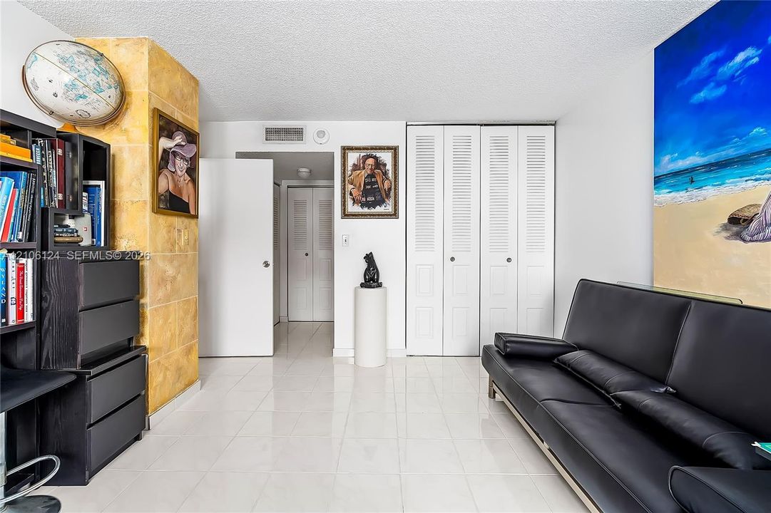 For Sale: $347,000 (2 beds, 2 baths, 1233 Square Feet)
