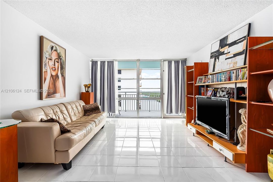 For Sale: $347,000 (2 beds, 2 baths, 1233 Square Feet)