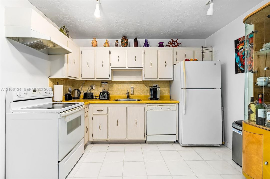 For Sale: $347,000 (2 beds, 2 baths, 1233 Square Feet)