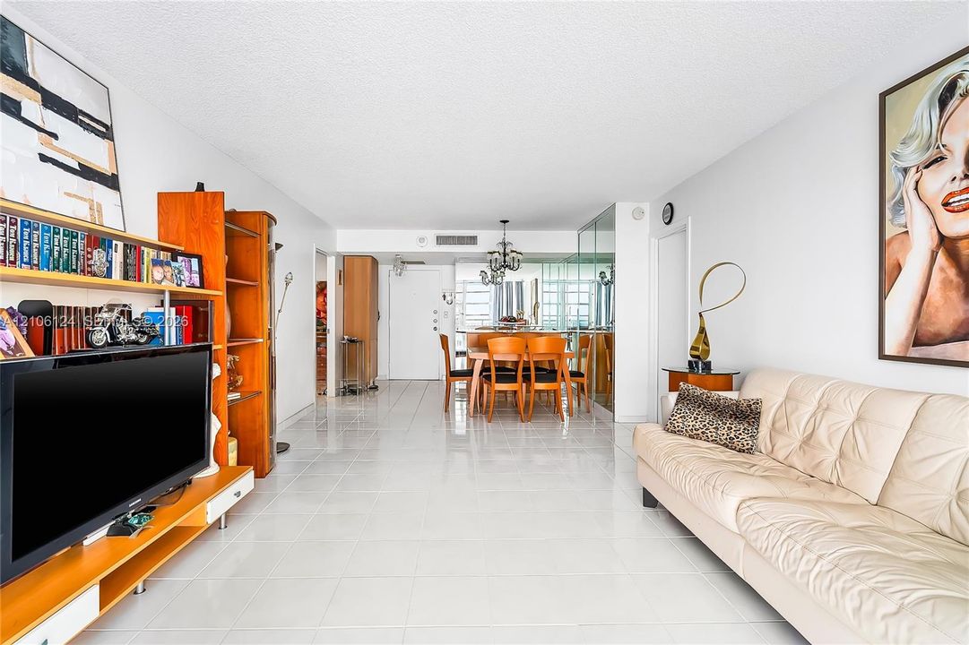 For Sale: $347,000 (2 beds, 2 baths, 1233 Square Feet)