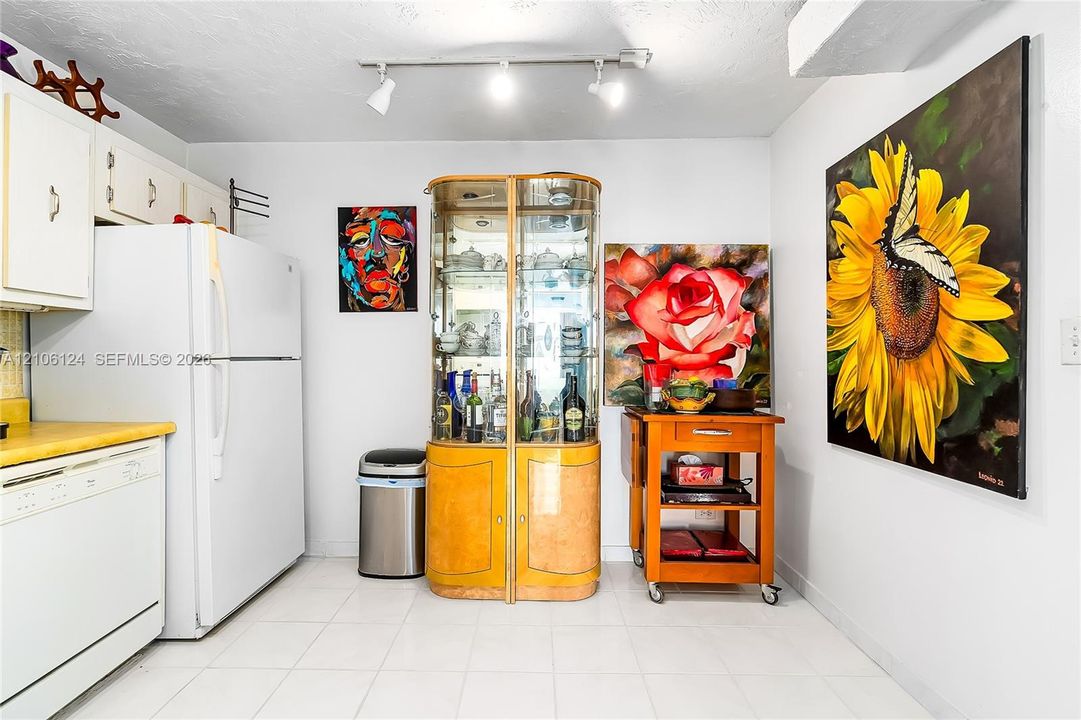 For Sale: $347,000 (2 beds, 2 baths, 1233 Square Feet)