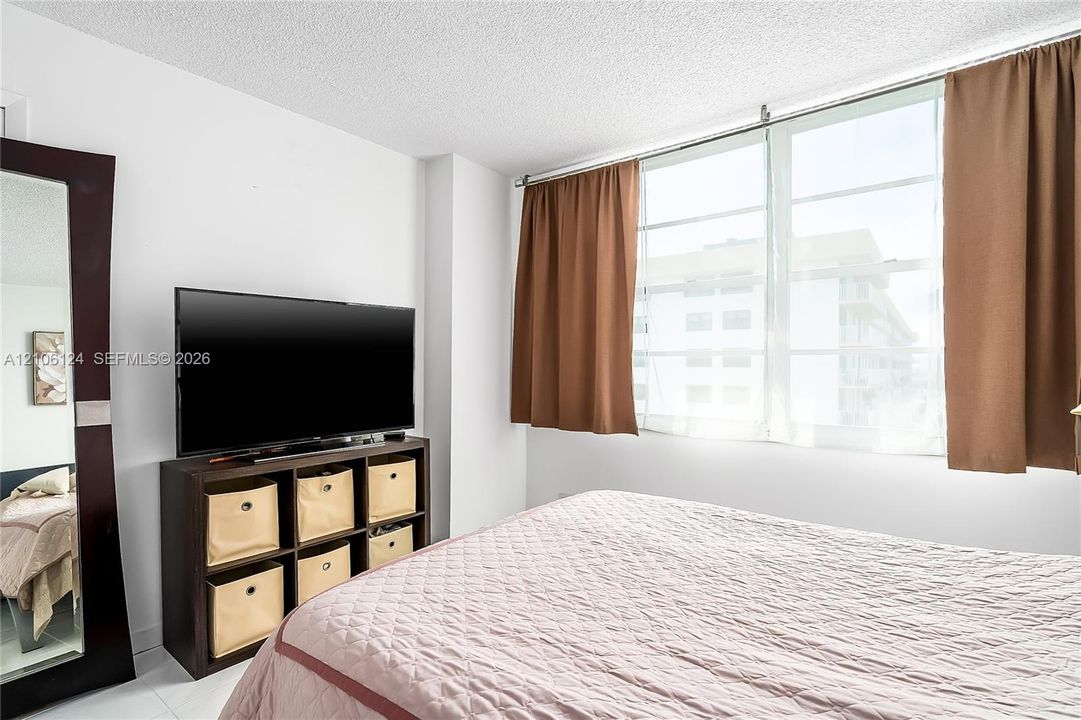 For Sale: $347,000 (2 beds, 2 baths, 1233 Square Feet)