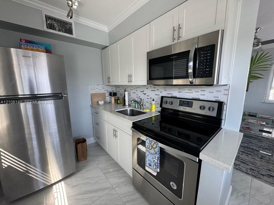 For Rent: $2,700 (1 beds, 1 baths, 490 Square Feet)