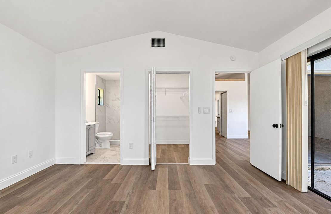 26-web-or-mls-Bright Modern Room with Va