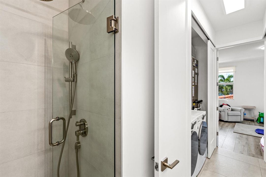 BATHROOM_2_ANGLE_OUT