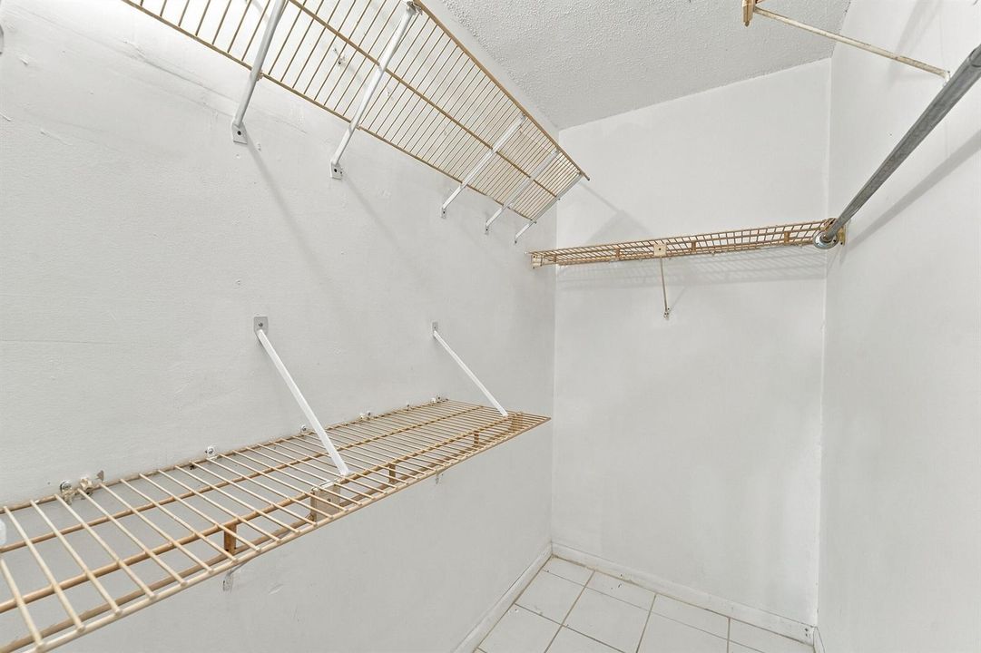 20_walk-in closet