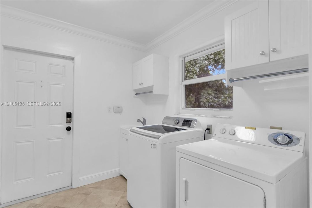 En Venta: $1,445,000 (4 camas, 3 baños, 2487 Pies cuadrados)