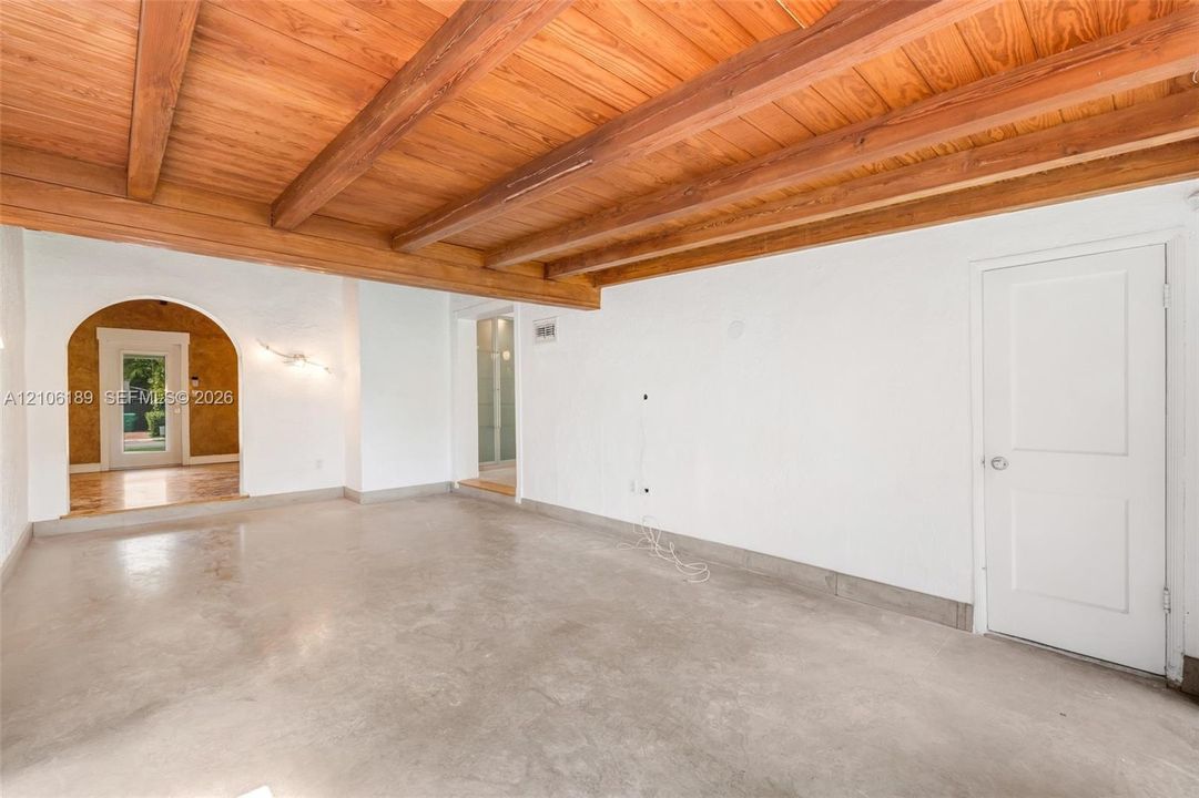 showing the arched entrance to the Living room and on the right the entrance to the kitchen