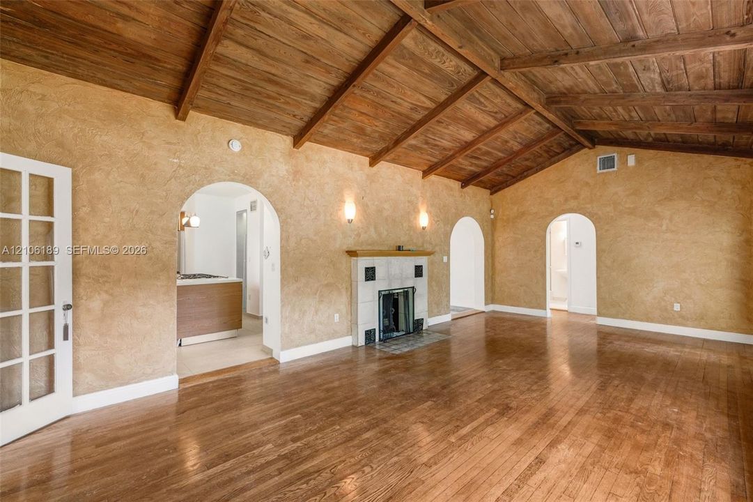 Left: door to 3rd room, entrance to the kitchen, entrance to the family room and last entrance to the ensuites hallway