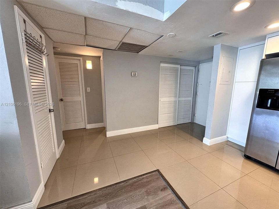 For Sale: $375,000 (1 beds, 1 baths, 1005 Square Feet)