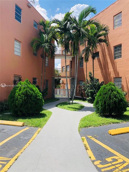 For Rent: $2,000 (2 beds, 1 baths, 875 Square Feet)