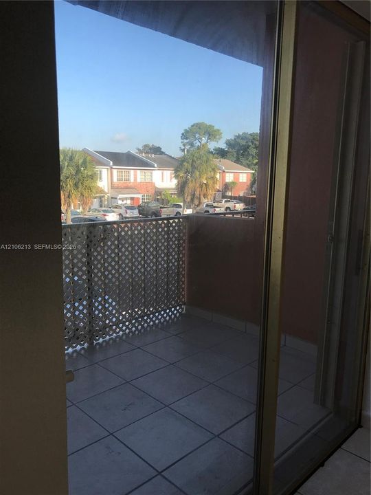 For Rent: $2,000 (2 beds, 1 baths, 875 Square Feet)
