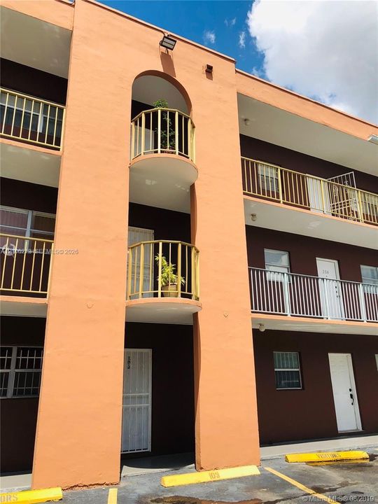 For Rent: $2,000 (2 beds, 1 baths, 875 Square Feet)