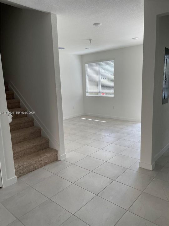 В аренду: $2,300 (3 спален, 2 ванн, 1302 Квадратных фут)
