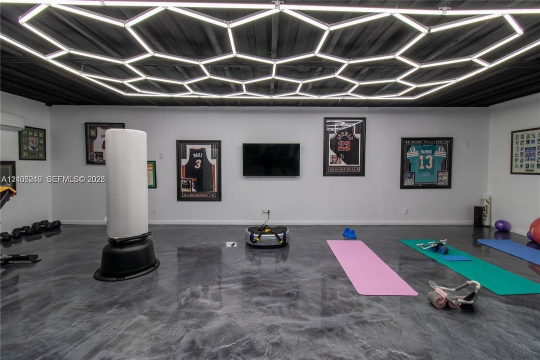 Honeycomb-patterned LED ceiling lighting and high-gloss finished concrete flooring