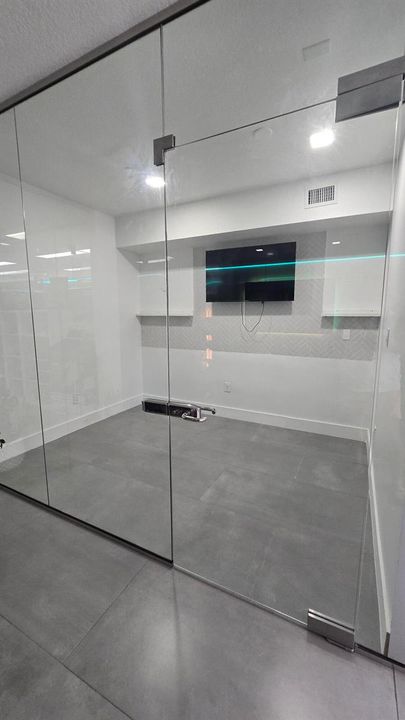 8x10 Glass Vacant office