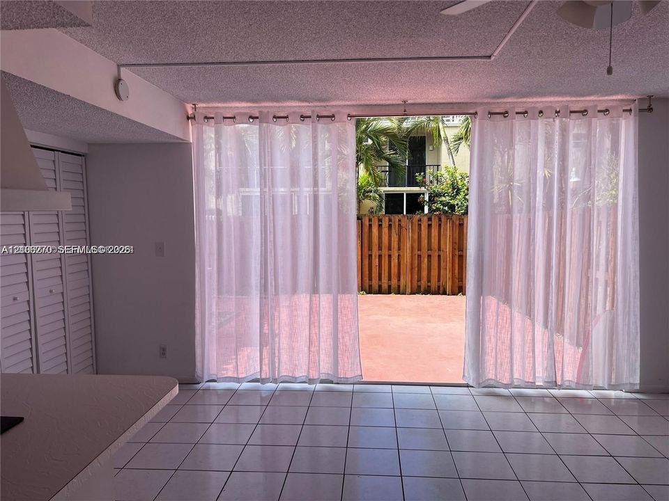В аренду: $3,300 (2 спален, 2 ванн, 1696 Квадратных фут)