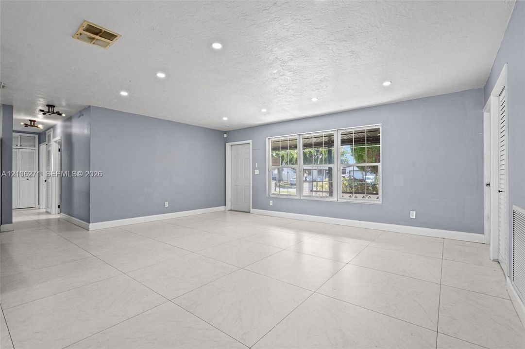En Venta: $639,900 (4 camas, 2 baños, 2265 Pies cuadrados)