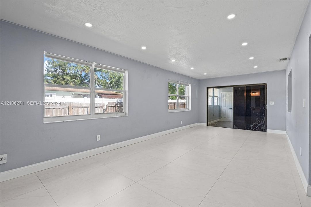 En Venta: $639,900 (4 camas, 2 baños, 2265 Pies cuadrados)