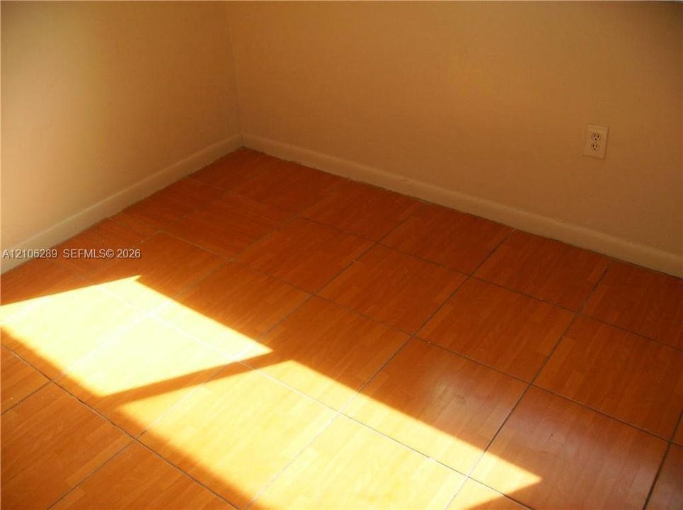 Parquet wood-finish flooring with neutral wall paint