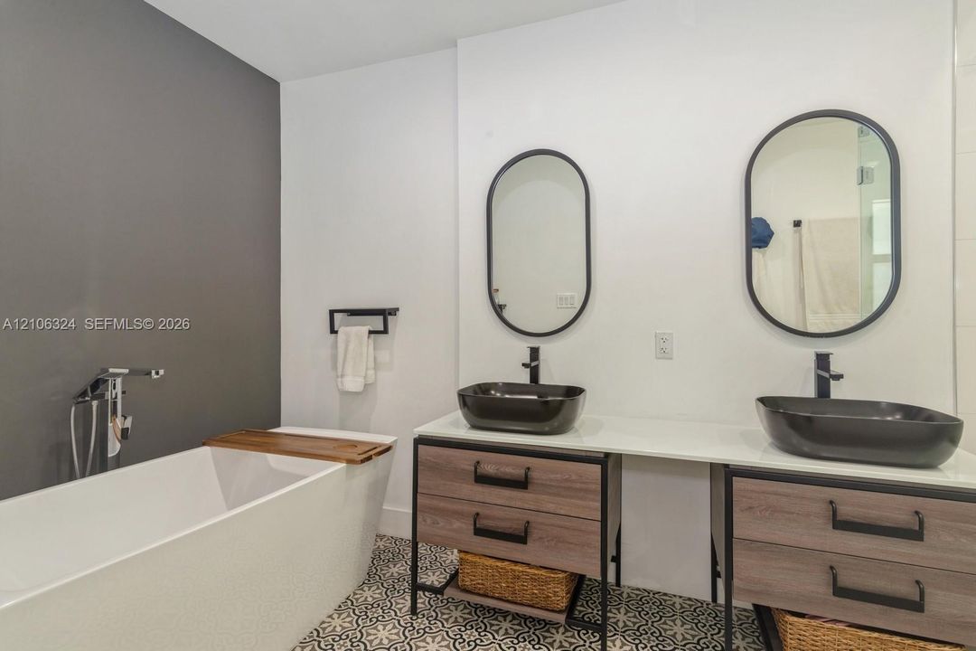 For Sale: $2,299,000 (4 beds, 3 baths, 2780 Square Feet)