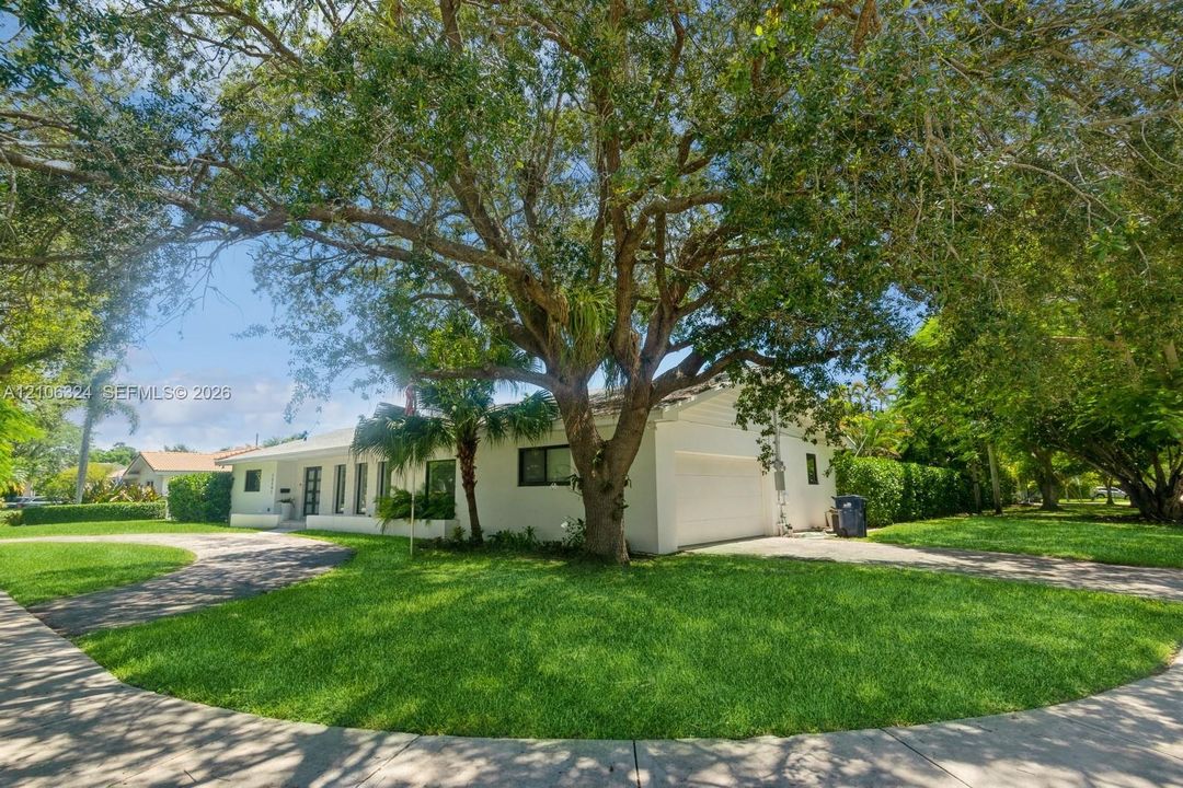 For Sale: $2,299,000 (4 beds, 3 baths, 2780 Square Feet)