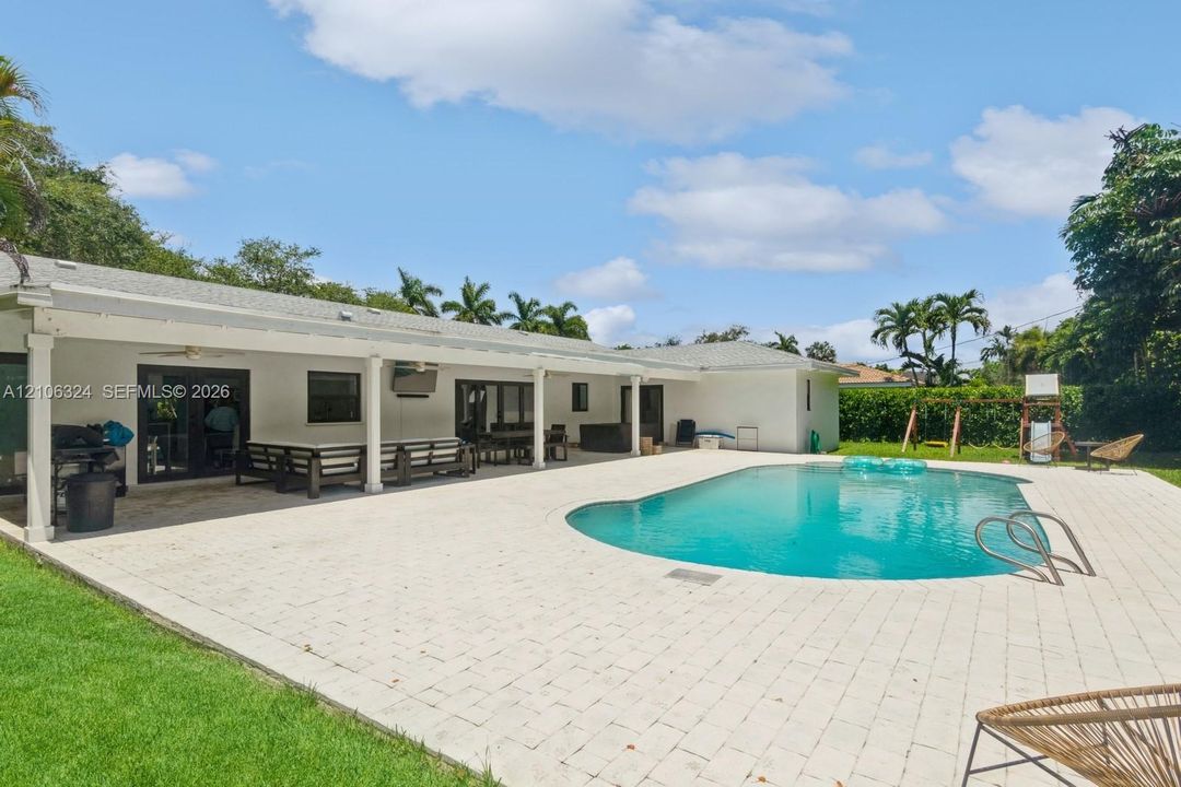 For Sale: $2,299,000 (4 beds, 3 baths, 2780 Square Feet)