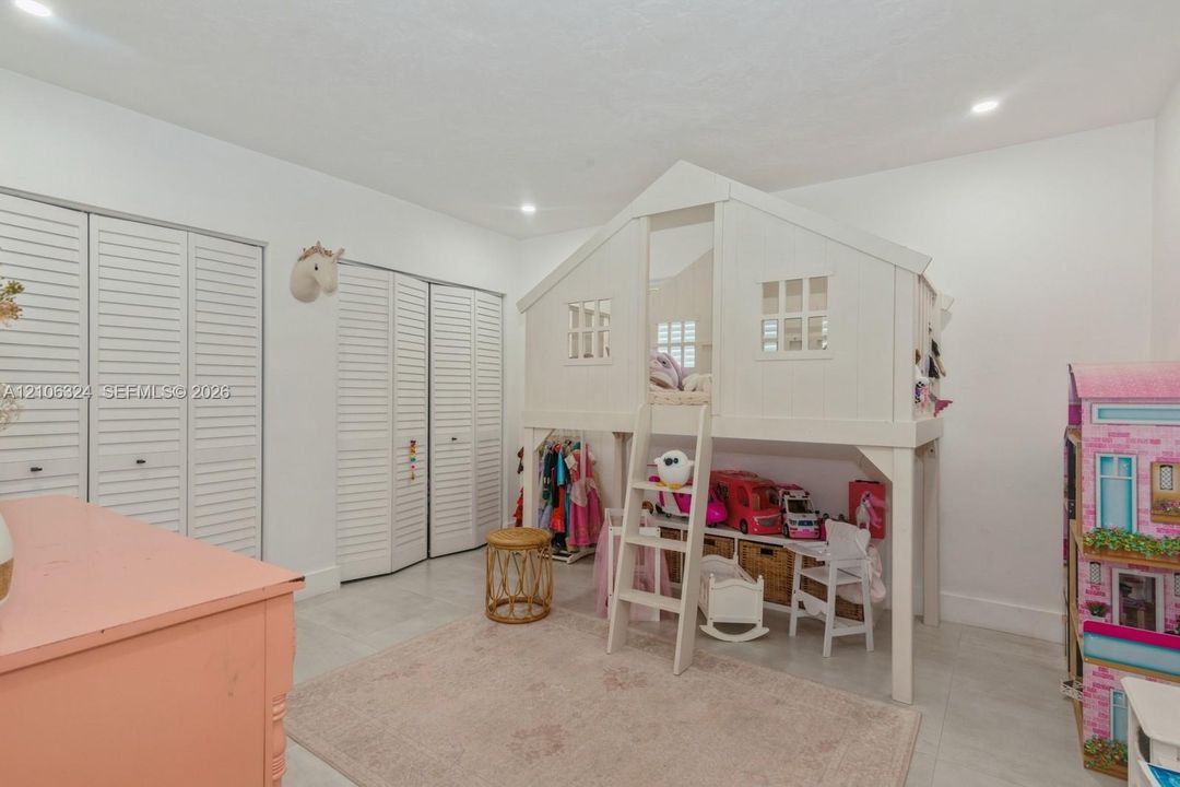 For Sale: $2,299,000 (4 beds, 3 baths, 2780 Square Feet)