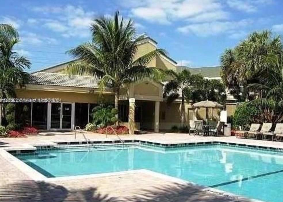 For Sale: $184,900 (2 beds, 2 baths, 1030 Square Feet)