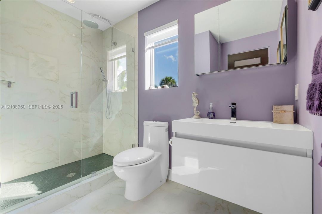 Third Bathroom / Tercer baño
