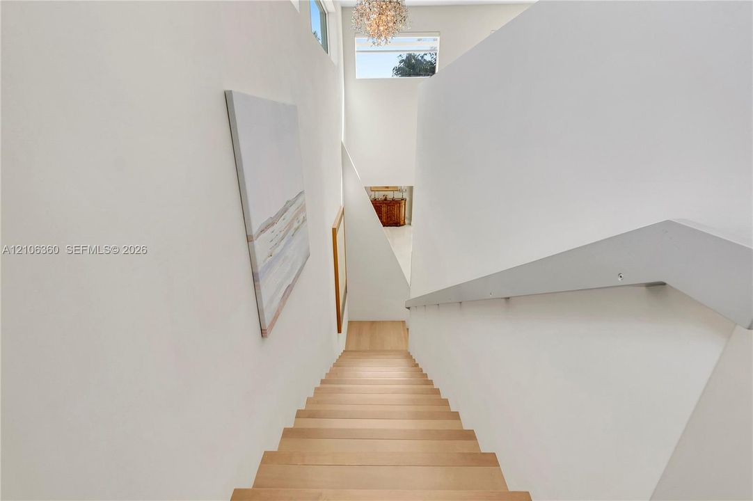 Hallway and Stairs / Pasillo y escalera
