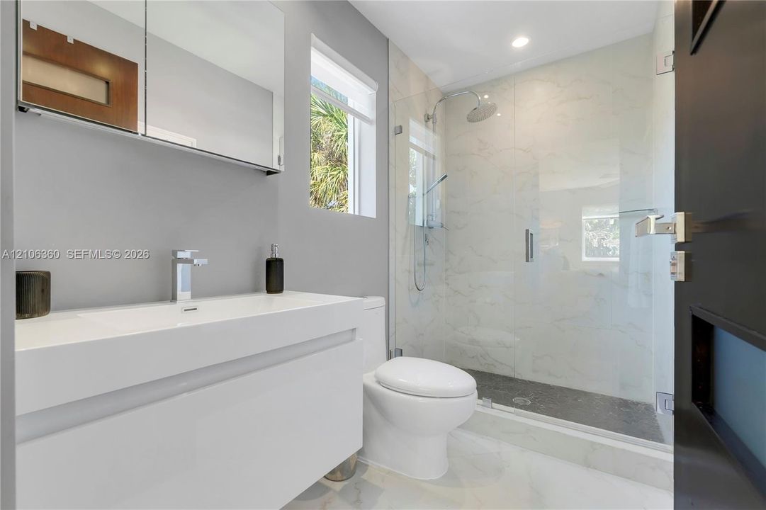 Second Bathroom / Segundo baño