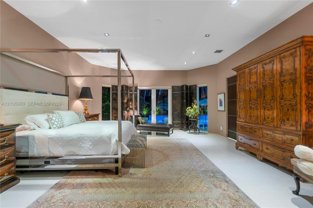 Primary Bedroom / Dormitorio principal