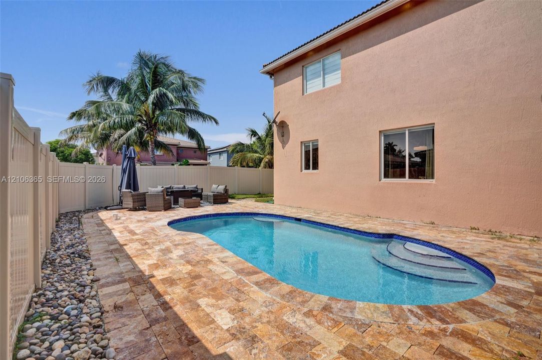 En Venta: $989,000 (6 camas, 4 baños, 3572 Pies cuadrados)